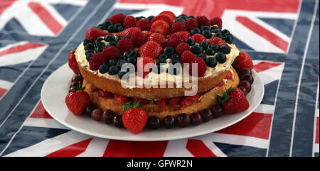 Street Party qui a eu lieu à l'occasion du 90e anniversaire de la reine Elizabeth II - Union Jack gâteau avec les fraises, les bleuets et les raisins Cornwall Road Surrey England Banque D'Images