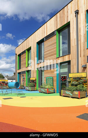 L'extérieur de l'école primaire Invicta dans le sud de Londres. Une nouvelle structure de bois avec surface de jeu arc-en-ciel Banque D'Images