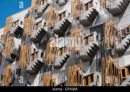 Détail de l'architecture de Windows sur facade sur bâtiment du parlement écossais à Édimbourg en Écosse , Royaume-Uni Banque D'Images