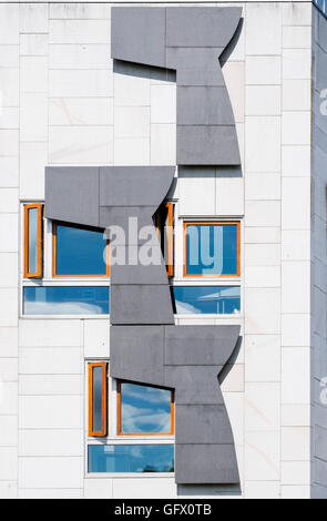 Détail de l'architecture de Windows sur facade sur bâtiment du parlement écossais à Édimbourg en Écosse , Royaume-Uni Banque D'Images