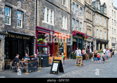 Avis de pubs et cafés le long de la rue historique de Grassmarket district de Edinburgh , Royaume-Uni Banque D'Images