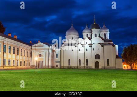 La cathédrale Sainte-Sophie de Novgorod, nuit à Veliki, Russie Banque D'Images