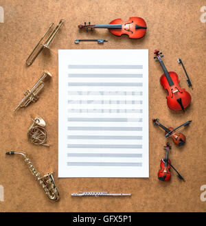 Ensemble de cinq et quatre vents en laiton doré string orchestra musique instruments : saxophone, trompette, cor, trombone, violon, violoncelle, contrebasse, alto. Partitions situées entre eux. Banque D'Images
