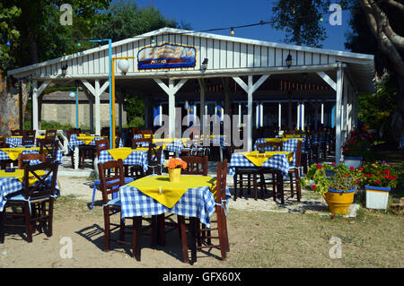 Maria's taverne grecque sur la plage près du port à Katelios sur l'île grecque de Céphalonie, Grèce, Europe de l'UE. Banque D'Images