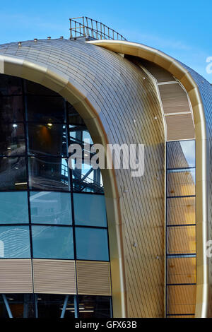 La gare de Leeds, entrée sud du toit en aluminium anodisé de couleur or le zona et les courbes d'emblématique bâtiment Banque D'Images