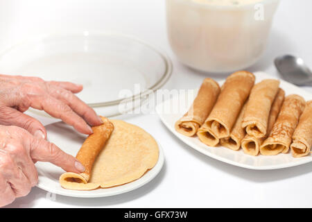 Vue d'une femme part rouler une crêpe Banque D'Images