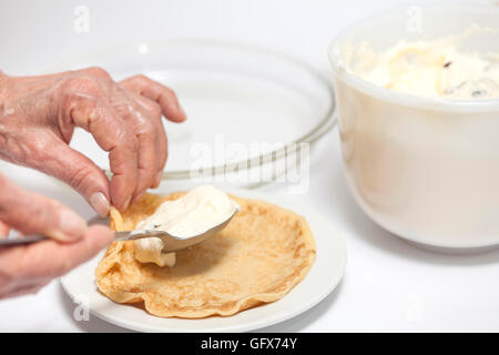 Une crêpe de remplissage pour préparer une topfen füllen Banque D'Images