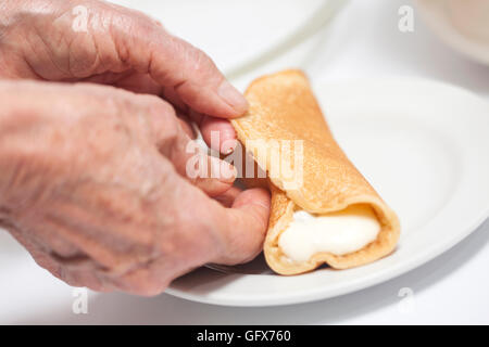 Une crêpe de remplissage pour préparer une topfen füllen Banque D'Images