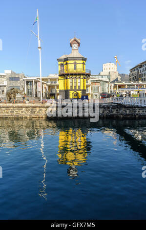 Tour de l'horloge dans le V&A (Victoria & Alfred Waterfront) est un monument historique (construit 1882). Cape Town, Afrique du Sud Banque D'Images