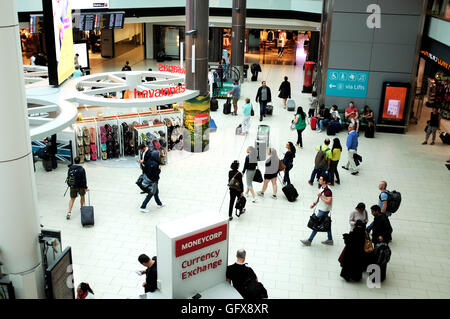 Salle d'embarquement à l'aéroport de Londres Gatwick south terminal UK Banque D'Images