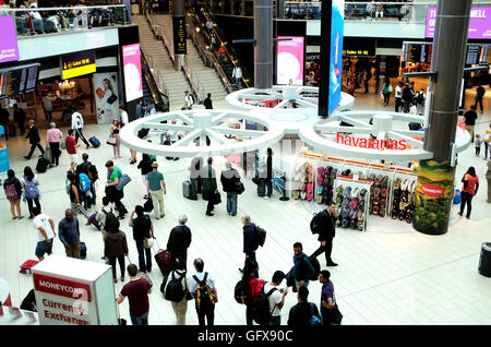 Salle d'embarquement à l'aéroport de Londres Gatwick south terminal UK Banque D'Images