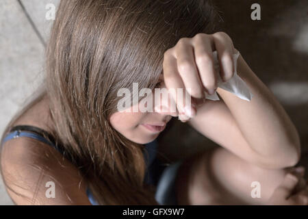 Triste et solitaire fille à côté de wall Banque D'Images