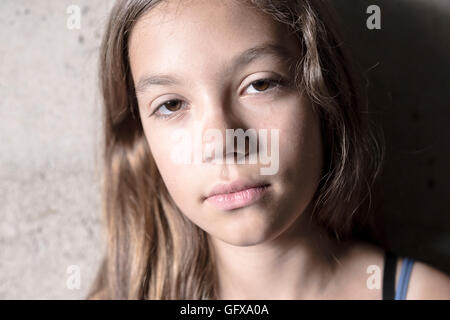 Triste et solitaire fille à côté de wall Banque D'Images