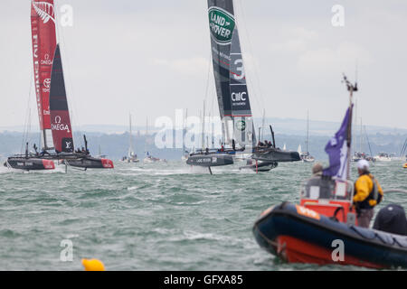 L'équipe Oracle USA (à gauche) Land Rover BAR (à droite) des équipes de voile en action à la 2016 America's Cup World Series événement nautique à Portsmouth, Royaume-Uni Banque D'Images
