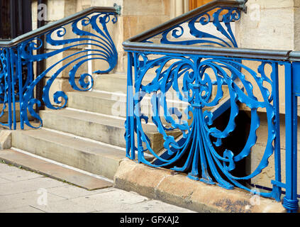 Peint bleu en fer forgé art nouveau rubans tourbillonnantes avec main courante et de mesures en dehors des bureaux à Leeds Banque D'Images