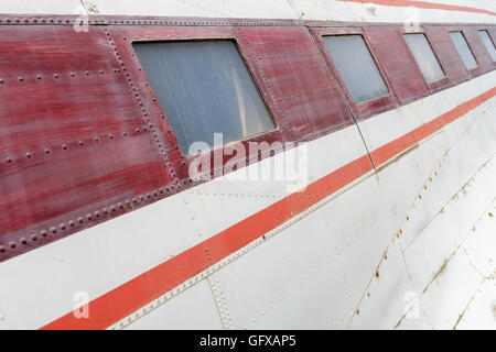 Gros plan du fuselage sur un ancien appareil avec windows Banque D'Images