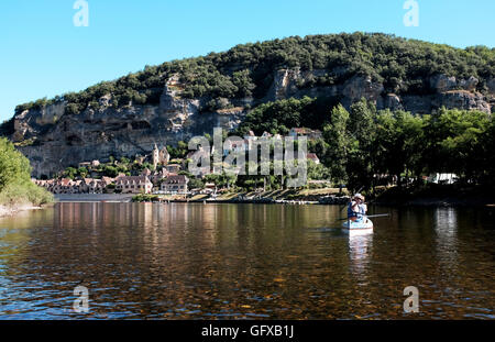 Canoë-kayak sur la rivière Dordogne près de la Roque-Gageac Sud Ouest France Midi Pyrénées Banque D'Images