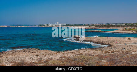 Vue d'un l'eau et de la plage de Nissi azzure dans Aiya Napa, Chypre Banque D'Images