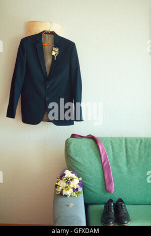 Costume et chaussures en attente de groom dans le matin de mariage Banque D'Images