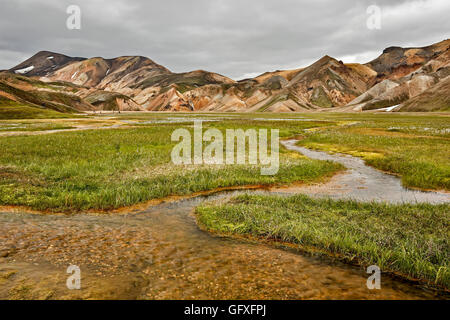 Montagnes de rhyolite et d'eau, Graenagil Canyon, Landmannalaugar, Islande, la Réserve Naturelle de Fjallabak Banque D'Images