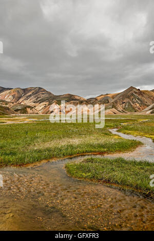 Montagnes de rhyolite et d'eau, Graenagil Canyon, Landmannalaugar, Islande, la Réserve Naturelle de Fjallabak Banque D'Images