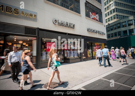 Un magasin Claire's dans le centre de Manhattan à New York, le jeudi, 28 juillet 2016. Le détaillant, détenu par Apollo Global Management, est aux prises avec la dette et est signalé à besoin d'une augmentation des flux de trésorerie au cours des prochains mois. Heureusement, le retour à l'école saison est le deuxième en importance des chaînes mais qu'elle doit vendre un lot d'accessoires pour les adolescents. Les détaillants doit $2.4 milliards et fait face à la faillite. (© Richard B. Levine) Banque D'Images