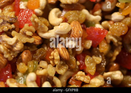 Fruits confits et de fruits séchés, Close up. Pile de fruits confits : noix de cajou, noix, amandes, raisins, papaye, mangue et kiwi. Banque D'Images