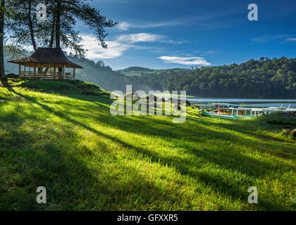 Maison bambou gazebo au bord du lac Banque D'Images