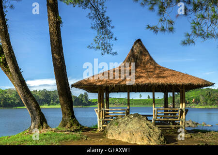 Maison bambou gazebo au bord du lac Banque D'Images