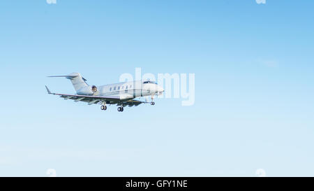 Business Jet Airplane vue rapprochée pendant le vol. Copie de l'aviation d'arrière-plan de l'espace. Banque D'Images