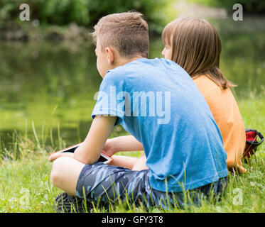 Enfants à Lakeside Banque D'Images