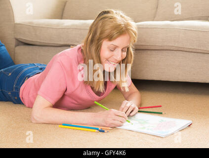 Femme dans un livre à colorier Banque D'Images