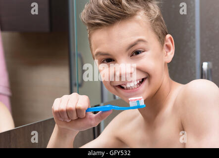 Teen boy se brosser les dents Banque D'Images