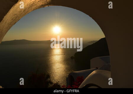 Profiter du soleil allait fixer sous un arc à Santorini Grèce Banque D'Images