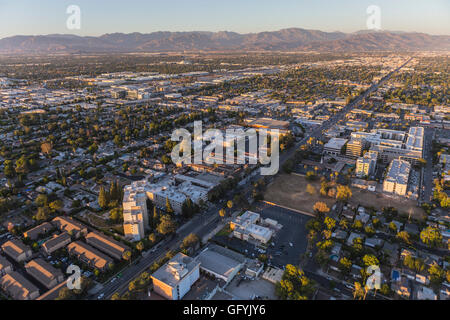 La fin de l'après-midi vue aérienne de Sherman Way dans la vallée de San Fernando de Los Angeles, Californie. Banque D'Images