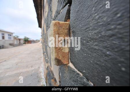 Qingdao, Qingdao, Chine. 31 juillet, 2016. Qingdao, Chine - 31 juillet 2016 : (usage éditorial uniquement. Chine OUT) Xiongyasuo à Chengyang Qingdao Shandong Fengcheng est construit en 1388 dans la Dynastie Ming pour lutter contre les pirates japonais, un grand mur et un ancien village sur la mer, fait de pierres. Les villageois sont les héritiers des soldats. © SIPA Asie/ZUMA/Alamy Fil Live News Banque D'Images