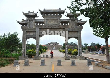 Qingdao, Qingdao, Chine. 31 juillet, 2016. Qingdao, Chine - 31 juillet 2016 : (usage éditorial uniquement. Chine OUT) Xiongyasuo à Chengyang Qingdao Shandong Fengcheng est construit en 1388 dans la Dynastie Ming pour lutter contre les pirates japonais, un grand mur et un ancien village sur la mer, fait de pierres. Les villageois sont les héritiers des soldats. © SIPA Asie/ZUMA/Alamy Fil Live News Banque D'Images