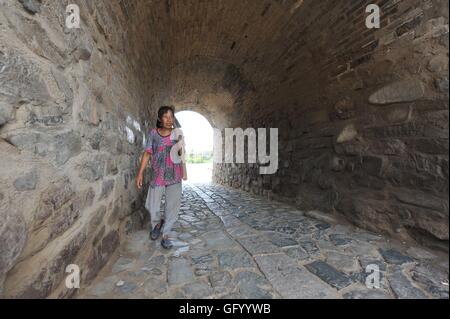 Qingdao, Qingdao, Chine. 31 juillet, 2016. Qingdao, Chine - 31 juillet 2016 : (usage éditorial uniquement. Chine OUT) Xiongyasuo à Chengyang Qingdao Shandong Fengcheng est construit en 1388 dans la Dynastie Ming pour lutter contre les pirates japonais, un grand mur et un ancien village sur la mer, fait de pierres. Les villageois sont les héritiers des soldats. © SIPA Asie/ZUMA/Alamy Fil Live News Banque D'Images