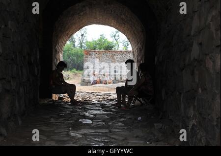 Qingdao, Qingdao, Chine. 31 juillet, 2016. Qingdao, Chine - 31 juillet 2016 : (usage éditorial uniquement. Chine OUT) Xiongyasuo à Chengyang Qingdao Shandong Fengcheng est construit en 1388 dans la Dynastie Ming pour lutter contre les pirates japonais, un grand mur et un ancien village sur la mer, fait de pierres. Les villageois sont les héritiers des soldats. © SIPA Asie/ZUMA/Alamy Fil Live News Banque D'Images