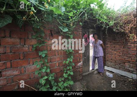 Qingdao, Qingdao, Chine. 31 juillet, 2016. Qingdao, Chine - 31 juillet 2016 : (usage éditorial uniquement. Chine OUT) Xiongyasuo à Chengyang Qingdao Shandong Fengcheng est construit en 1388 dans la Dynastie Ming pour lutter contre les pirates japonais, un grand mur et un ancien village sur la mer, fait de pierres. Les villageois sont les héritiers des soldats. © SIPA Asie/ZUMA/Alamy Fil Live News Banque D'Images