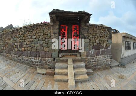 Qingdao, Qingdao, Chine. 31 juillet, 2016. Qingdao, Chine - 31 juillet 2016 : (usage éditorial uniquement. Chine OUT) Xiongyasuo à Chengyang Qingdao Shandong Fengcheng est construit en 1388 dans la Dynastie Ming pour lutter contre les pirates japonais, un grand mur et un ancien village sur la mer, fait de pierres. Les villageois sont les héritiers des soldats. © SIPA Asie/ZUMA/Alamy Fil Live News Banque D'Images