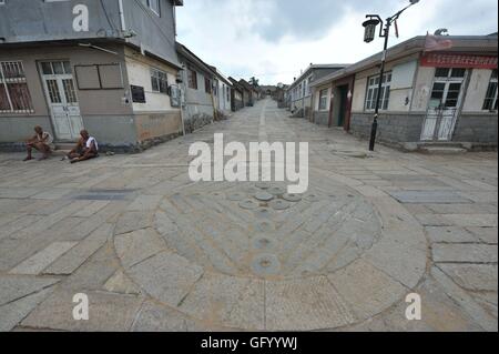 Qingdao, Qingdao, Chine. 31 juillet, 2016. Qingdao, Chine - 31 juillet 2016 : (usage éditorial uniquement. Chine OUT) Xiongyasuo à Chengyang Qingdao Shandong Fengcheng est construit en 1388 dans la Dynastie Ming pour lutter contre les pirates japonais, un grand mur et un ancien village sur la mer, fait de pierres. Les villageois sont les héritiers des soldats. © SIPA Asie/ZUMA/Alamy Fil Live News Banque D'Images