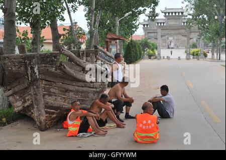 Qingdao, Qingdao, Chine. 31 juillet, 2016. Qingdao, Chine - 31 juillet 2016 : (usage éditorial uniquement. Chine OUT) Xiongyasuo à Chengyang Qingdao Shandong Fengcheng est construit en 1388 dans la Dynastie Ming pour lutter contre les pirates japonais, un grand mur et un ancien village sur la mer, fait de pierres. Les villageois sont les héritiers des soldats. © SIPA Asie/ZUMA/Alamy Fil Live News Banque D'Images