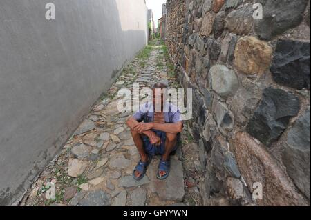 Qingdao, Qingdao, Chine. 31 juillet, 2016. Qingdao, Chine - 31 juillet 2016 : (usage éditorial uniquement. Chine OUT) Xiongyasuo à Chengyang Qingdao Shandong Fengcheng est construit en 1388 dans la Dynastie Ming pour lutter contre les pirates japonais, un grand mur et un ancien village sur la mer, fait de pierres. Les villageois sont les héritiers des soldats. © SIPA Asie/ZUMA/Alamy Fil Live News Banque D'Images