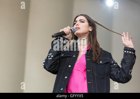 Chicago, Illinois, USA. 30 juillet, 2016. Singer DUA LIPA effectue en direct lors du Festival de musique Lollapalooza au Grant Park de Chicago, Illinois © Daniel DeSlover/ZUMA/Alamy Fil Live News Banque D'Images