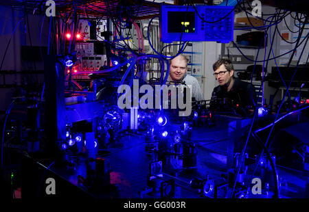 Braunschweig, Allemagne. 30 juillet, 2016. Les scientifiques Soeren Doerscher (l) et Christian Lisdat assis en face d'une horloge optique dans un laboratoire du Physikalisch-Technische Bundesanstalt (PTB) à Braunschweig, Allemagne, 30 juillet 2016. Les scientifiques ont montré que l'PTB horloges optiques sont susceptibles d'être impliqués dans la réalisation de l'échelle de temps. Pourrait un jour remplacer les horloges optiques Des horloges atomiques au césium. Photo : JULIAN STRATENSCHULTE/dpa/Alamy Live News Banque D'Images
