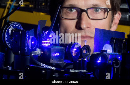 Braunschweig, Allemagne. 30 juillet, 2016. Christian Lisdat scientifique porte sur un morceau d'une horloge optique dans un laboratoire du Physikalisch-Technische Bundesanstalt (PTB) à Braunschweig, Allemagne, 30 juillet 2016. Les scientifiques ont montré que l'PTB horloges optiques sont susceptibles d'être impliqués dans la réalisation de l'échelle de temps. Pourrait un jour remplacer les horloges optiques Des horloges atomiques au césium. Photo : JULIAN STRATENSCHULTE/dpa/Alamy Live News Banque D'Images
