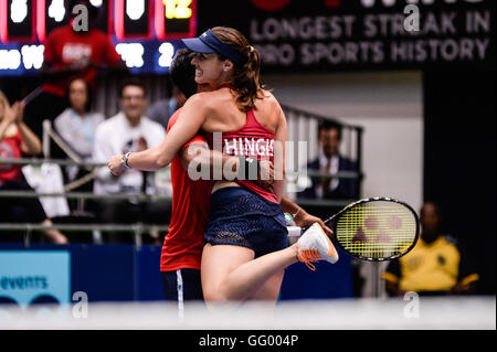 Washington, D.C., USA. 1er août 2016. MARTINA HINGIS ET LEANDER PAES de la Washington Kastles célébrer lors d'un jeu de tennis de l'équipe mondiale tenue à la Charles E. Smith Center, Washington, DC : Amy Crédit Sanderson/ZUMA/Alamy Fil Live News Banque D'Images