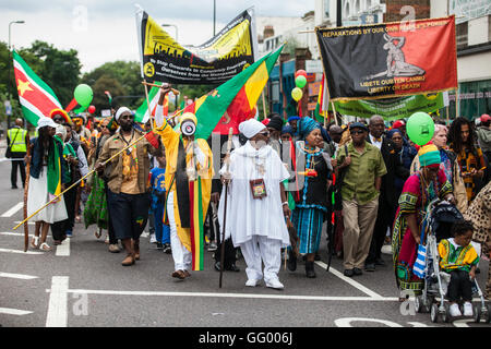Londres, Royaume-Uni. 1er août 2016. Marcheurs et prendre part à l'Afrikan Journée de l'émancipation des réparations à partir de mars à Brixton Place du Parlement. La marche est destiné à servir d'instrument de mobilisation et d'éducation et d'exiger la fin des Maangamizi, le terme swahili pour holocauste. La Journée de l'émancipation, marque l'anniversaire de la Loi sur l'abolition de l'esclavage de 1833. Credit : Mark Kerrison/Alamy Live News Banque D'Images