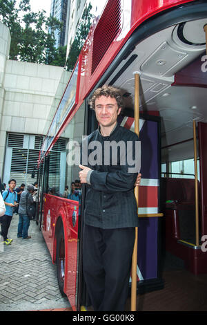 Hong Kong, Hong Kong S.A.R, la Chine. 18 Oct, 2013. Thomas Heatherwick à Hong Kong.Le maire de Londres Boris Johnson lance le new London bus conçu par Thomas Heatherwick.En dehors de l'Amirauté British Council © Jayne Russell/ZUMA/Alamy Fil Live News Banque D'Images